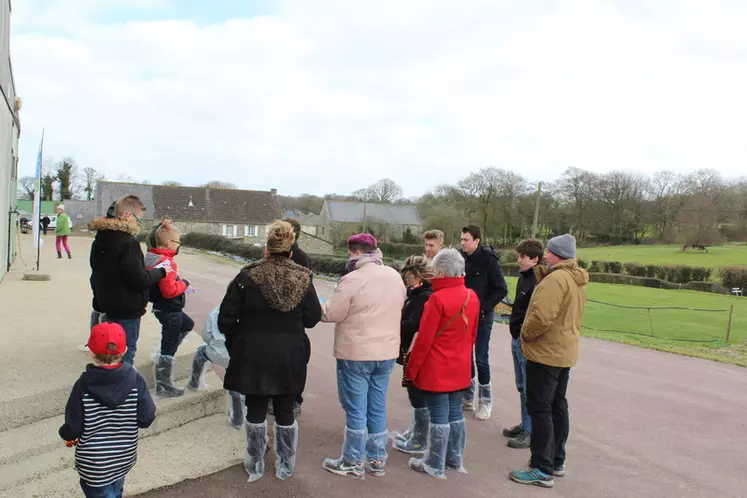 Chaque groupe de visiteurs, guidé par un agriculteur, circulait autour de huit stands d'animation, dont l'un sur le porc. © Gaec d&#039;Étouppeville