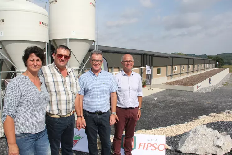 Corinne et Joël Ferrand (à gauche) avec Patrick Le Foll, directeur de Fipso, et Éric Barrère, responsable développement Fipso. "So’Porc est un outil de développement complémentaire. Les investissements privés resteront toujours le mode de financement dominant de la production. " © D. Poilvet