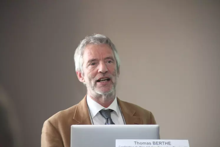 Thomas Berthe, coordinateur du plan d'action biosécurité. " La biosécurité est un outil efficace pour contrer la FPA, car la contagiosité de ce virus est limitée, et sa diffusion naturelle assez lente." © D. Poilvet