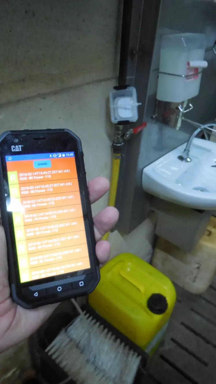 Un smartphone sert à repérer l’éleveur dans le bâtiment. Grâce à lui, l’application Move & Improve analyse ses déplacements. © Zoetis