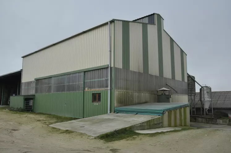 Construite en 2017, la FAF du Gaec de la Riale est équipée d’une fosse de réception de 52 m3. L’aliment est stocké dans les silos existants. © B. Griffoul
