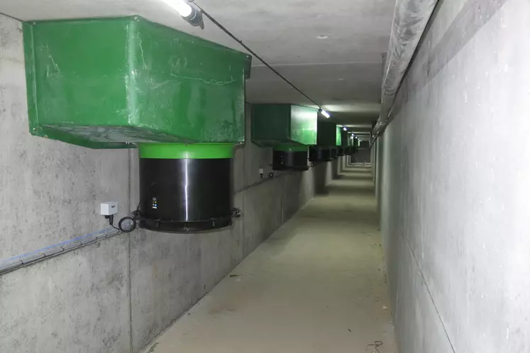 Des modules de gestion des débits (trappe motorisée + hélice folle) sont installés en sorties des salles dans la gaine d'extraction.  © Ifip