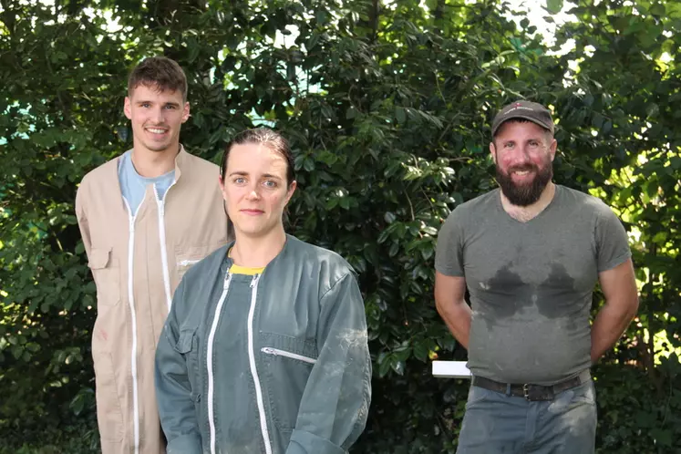 Adrien Montefusco (à droite) avec Elise Bellec et Antoine Carel, techniciens de la coopérative Le Gouessant. "Tester l’élevage de porcs avec queue non coupée nécessite d’être bien accompagné et d’y aller progressivement." © A. Puybasset