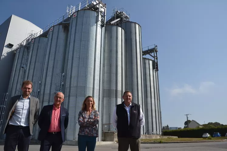 De gauche à droite : Yves Nicolas (Eureden),Stéphane Deleau (Valorex), Alexandra Klouytten et Henri Tromelin (Tromelin nutrition).La nouvelle usine Tromelin de Plounéventer est un outil polyvalent de traitement thermique des graines de lin et protéagineux. © C. Pape