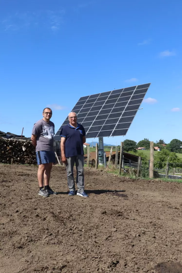 Olivier et Arnaud Garay, à Orègue au Pays Basque, ont investi dans un tracker de 117 m2 qui a produit 40 000 kWh en 2019. © D. Poilvet
