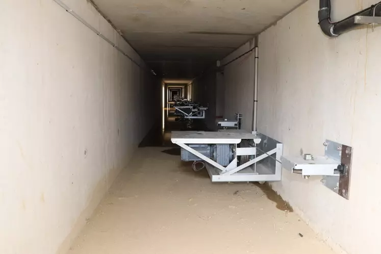 Les moteurs d'entraînement des racleurs sont protégés par un couloir latéral permettant un accès aux salles complémentaire du couloir opposé, pour éviter un croisement des flux d'animaux. © D. Poilvet