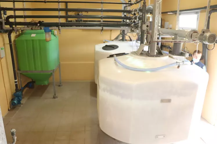 La machine à soupe est constituée de deux cuves en polyéthylène de 2 900 litres, permettant de préparer et de distribuer simultanément un mélange d’eau et d’aliment. © D. Poilvet