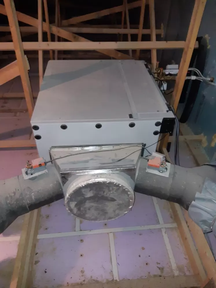 Une batterie d'eau chaude installée dans le comble du bâtiment récupère les calories issues de la pompe à chaleur. © Chambres d'agriculture de ...