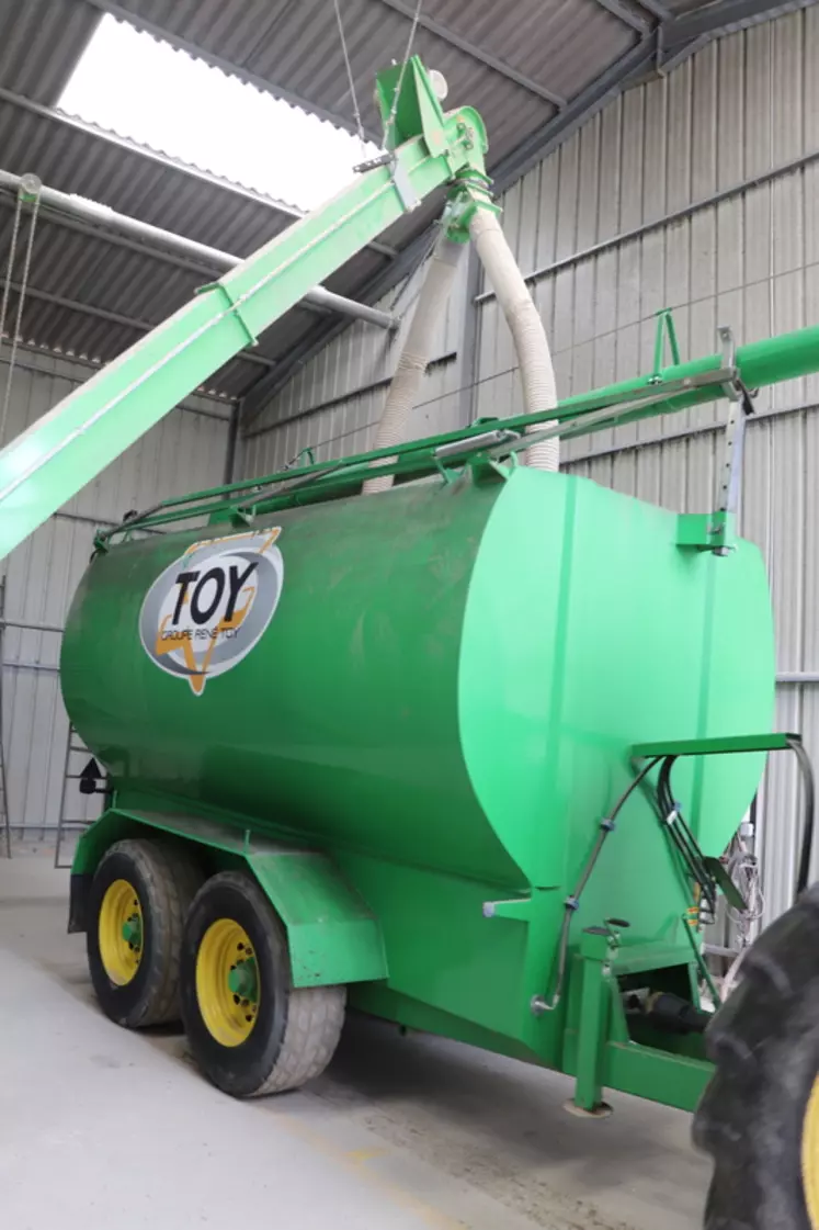 L’aliment est chargé dans une remorque distributrice équipée d’une vis élévatrice pour approvisionner les silos de l’élevage.
