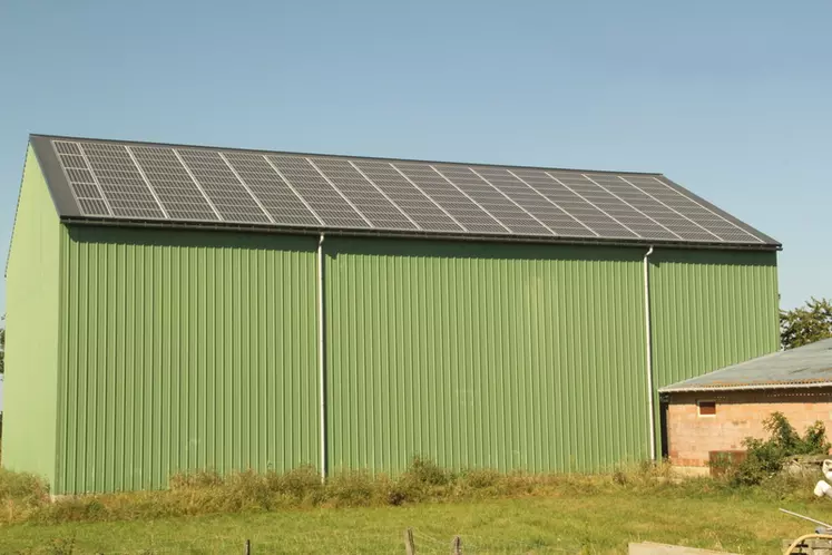 Couvert de panneaux photovoltaïques, le hangar construit il y a huit ans est équipé pour stocker la totalité de la récolte de céréales. Avec le futur tracker photovoltaïque qui produira 40 000 kWh, l’exploitation est à énergie positive.