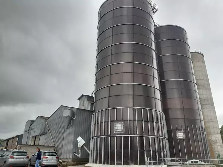 La fabrique d'aliment de PIerre Lochou s'est enrichi en 2020 d'un silo tour permettant le stockage de blé humide.
