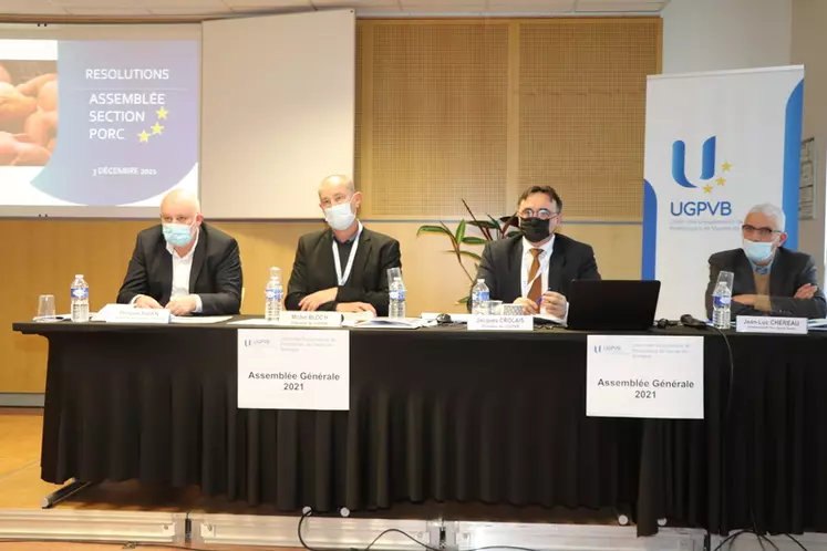 De gauche à droite : Philippe Bizien, vice-président de la section porc de l'UGPVB, Michel Bloc'h, président, Jacques Crolais, directeur, et Jean-Luc Chereau, président de l'AOP Grand Ouest.