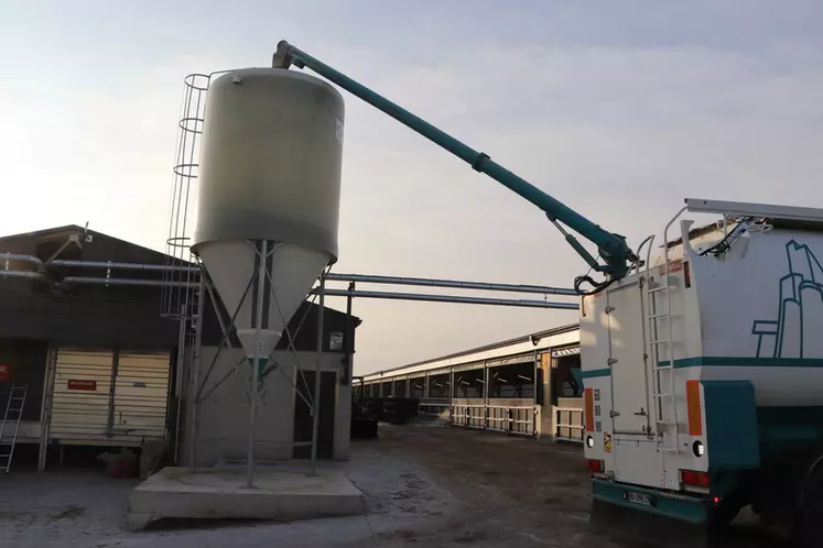 Les capteurs connectés pour silos permettent de suivre à distance et en temps réel les stocks d'aliment. 
