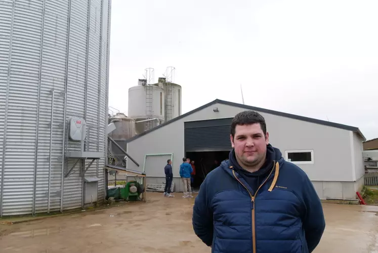 Jonathan Aubry, du Gaec Porcs Joly a investi dans une cellule à blé de 414 tonnes et a construit un local soupe en tôle et bardage isolés.