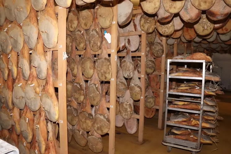 La plupart des jambons Kintoa sont affinés dans un séchoir collectif situé aux Aldudes.