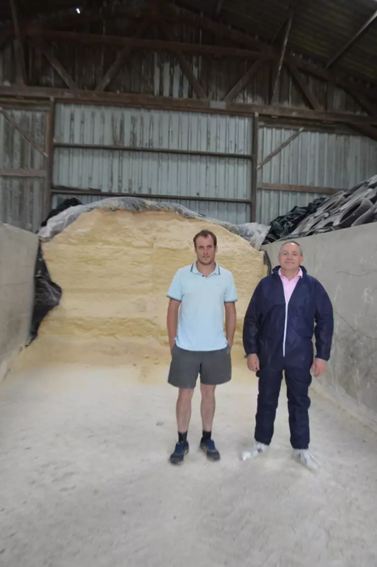 Benoît Le Page et Jean-René Joliff, de Porélia. « Le maïs est stocké en silo couloir. »