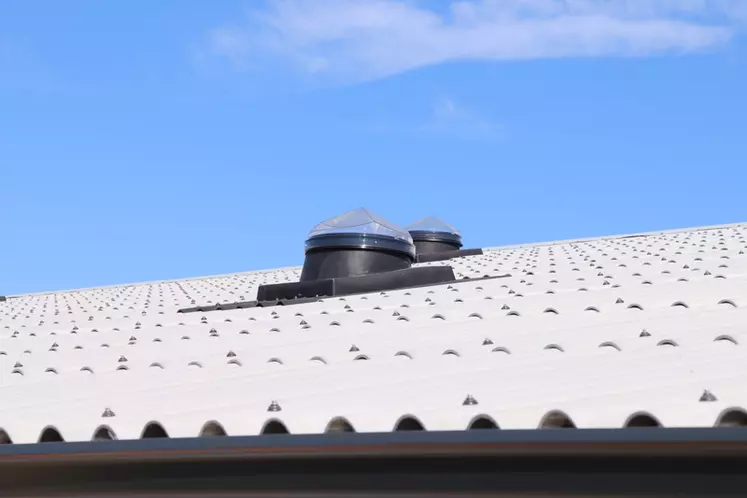 Le capteur de lumière situé sur le toit a une forme de pointe de diamant.