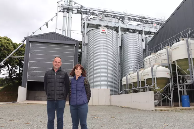 Marlène et Mathieu Bourveau. «La valorisation de notre lisier par les céréales, elles-mêmes valorisées par nos animaux nous semble une démarche vertueuse d'un point de vue environnemental et économique.»