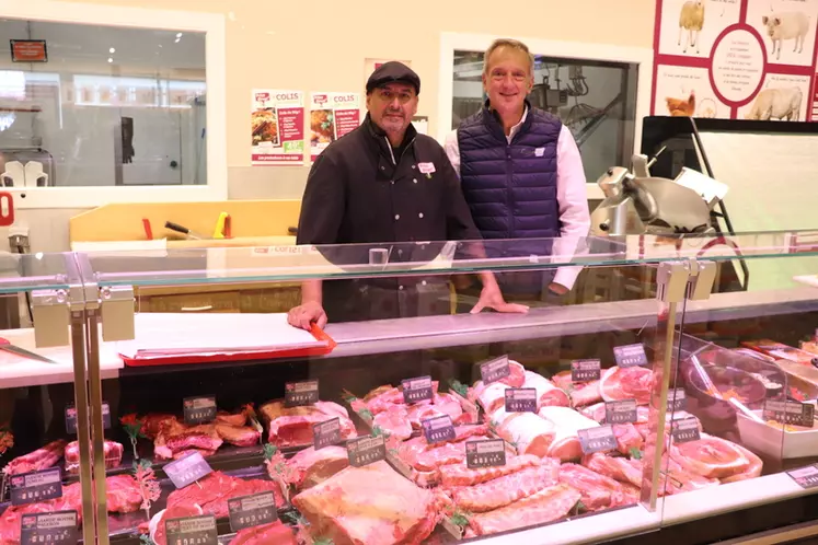Patrick Lardier (à droite) avec le chef boucher du magasin Prise direct' d’Arras. « La vente de proximité crée de la valeur ajoutée et assure des débouchés rémunérateurs à nos éleveurs. »