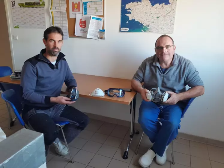 Philippe Lirzin et Erwan Bleunven, techniciens à la station expérimentale porcine de Crécom