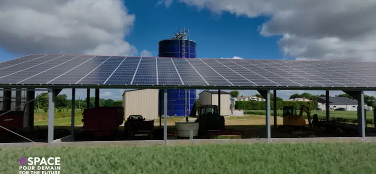 Les panneaux photovoltaïques dont la production est vendue fourniront à terme au réseau 275 000 kWh d'électricité par an.