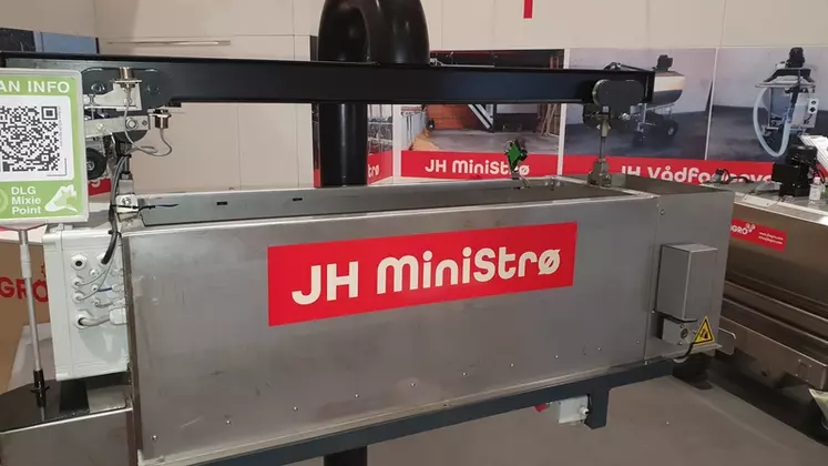 JH Ministro propose un robot de paillage circulant sur un rail au dessus des cases.