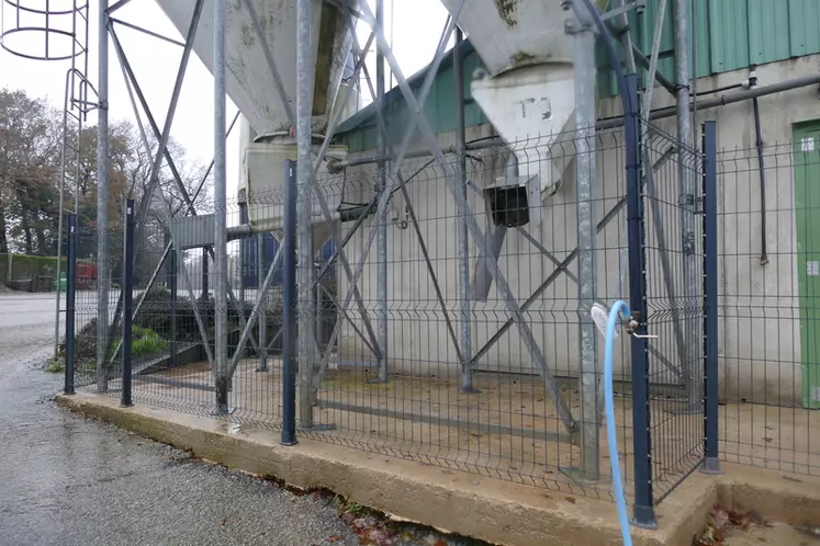 Les silos des bâtiments de l'EARL Koat Penhoat sont protégés par des clôtures.