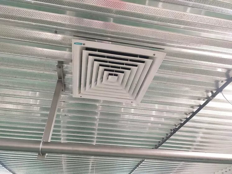 L'air chaud rentre par des bouches situées au plafond des salles de post-sevrage. 