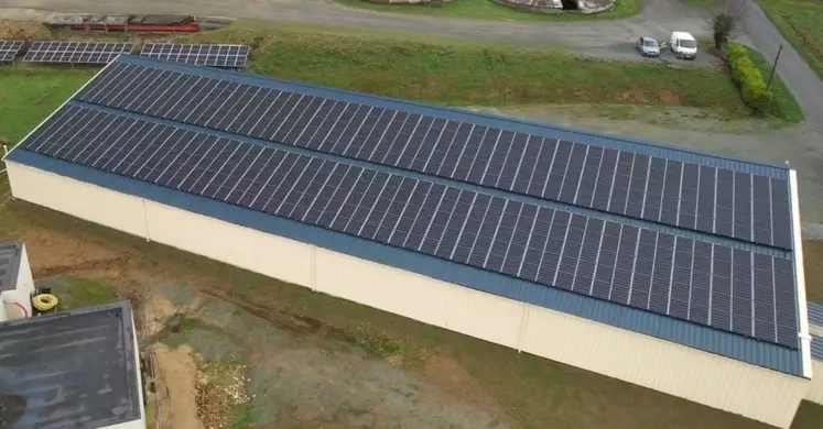 L'électricité photovoltaïque issue de la centrale au sol est entièrement autoconsommée. La centrale en toiture avec revente totale finance le hangar de stockage neuf.