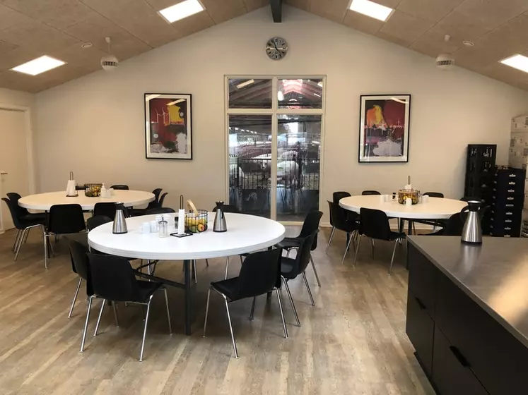 Quatre sites de l’exploitation disposent d’une cantine confortable où tous les salariés peuvent se restaurer pendant leur pause commune.