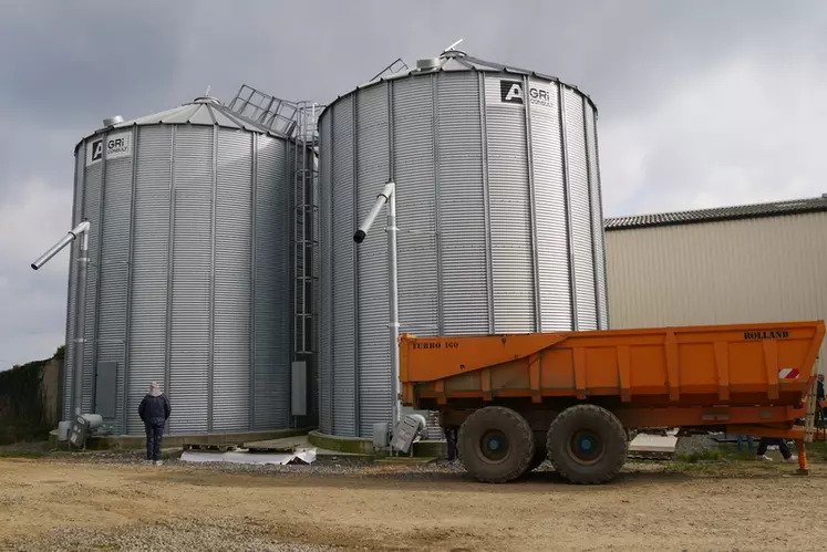 Les cellules de blé de 8,4 mètres ont été surdimensionnées d’une virole pour permettre de stocker davantage, en cas de vente de céréales ou d’évolution du ...