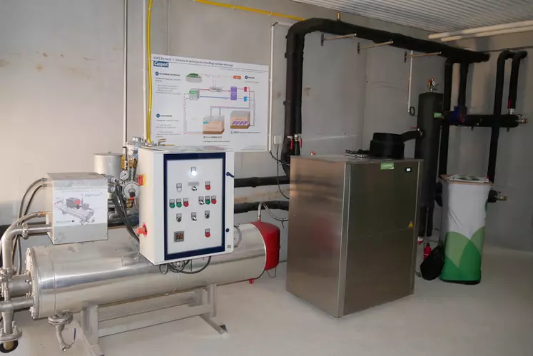 La pompe à chaleur préchauffe l’eau du réseau de chauffage jusqu’à 45°C. Le complément est apporté par la chaudière bi-gaz, alimentée en biogaz ou à défaut en ...
