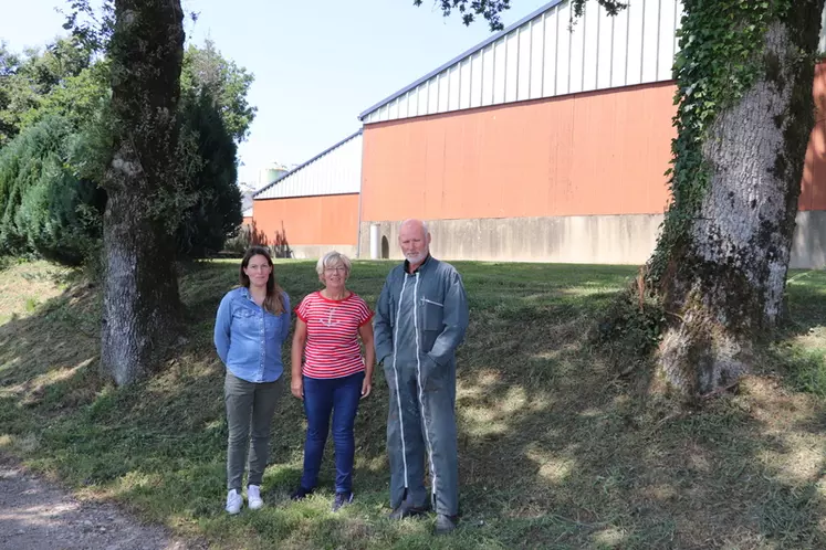 Philippe Le Clainche, avec Maï Lanneshoa (à gauche) et Patricia Le Feuvre, de l'OP Syproporcs. «Je tiens à donner une image positive de mon élevage, aussi bien à ...