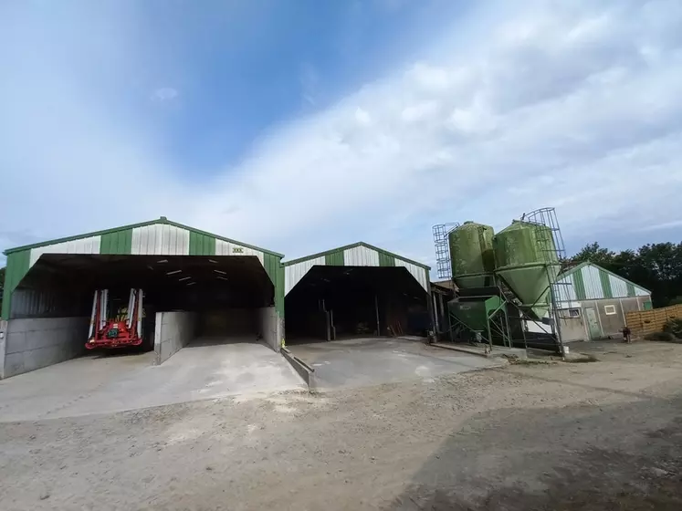 Deux silos couloir couverts créés en 2018 permettent de stocker et de valoriser les céréales produites sur l'exploitation.