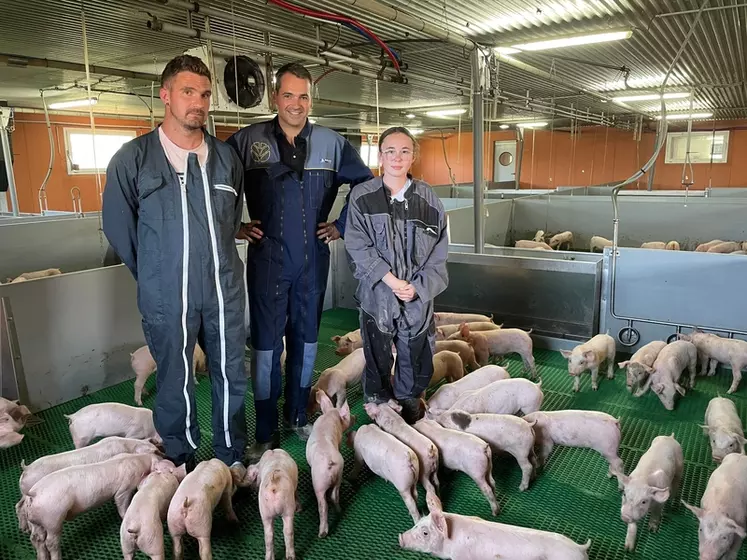Nicolas Morel, entouré de Freddy Miette, chef d’élevage et de Maylie Marguier, en stage, dans le bâtiment de post-sevrage construit en 2018. « La méthanisation permet ...