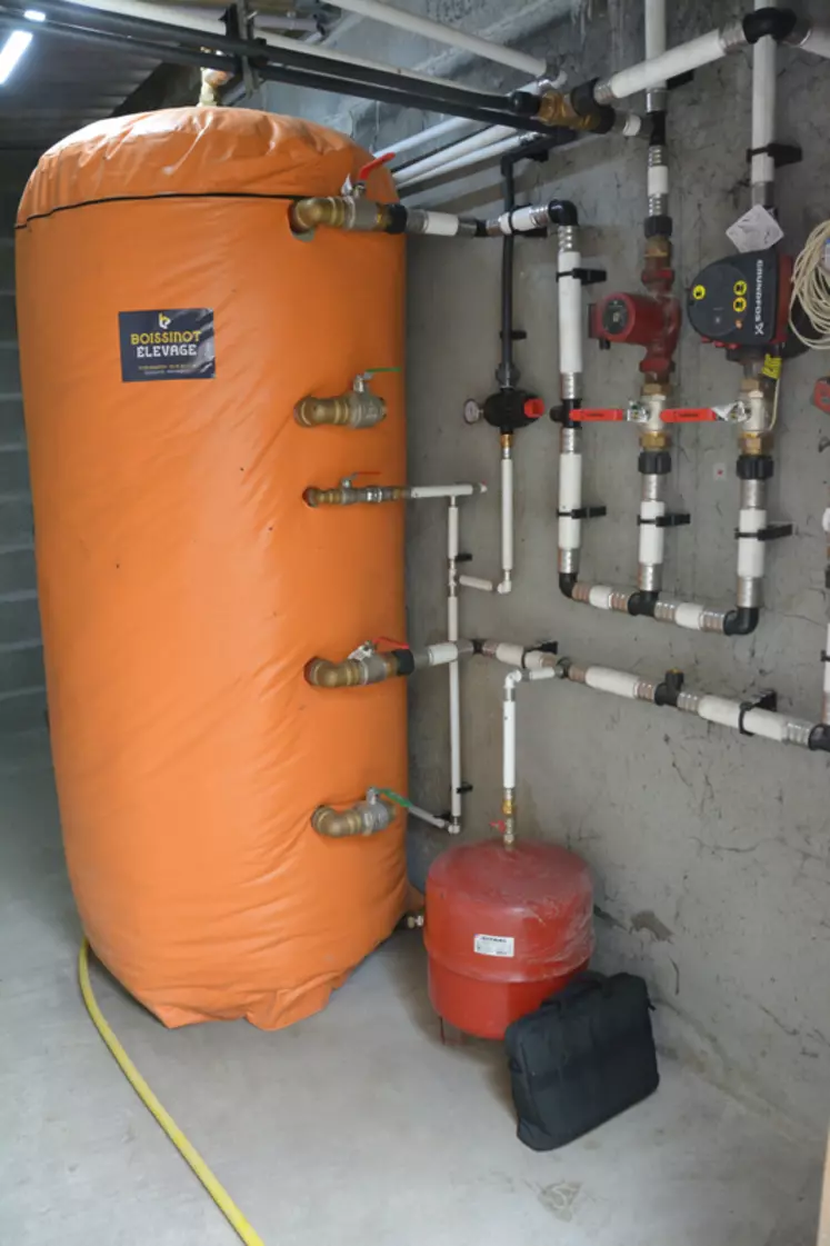 L’eau chaude est stockée dans un ballon tampon de 1 000 litres avant sa redistribution aux réseaux de chauffage.