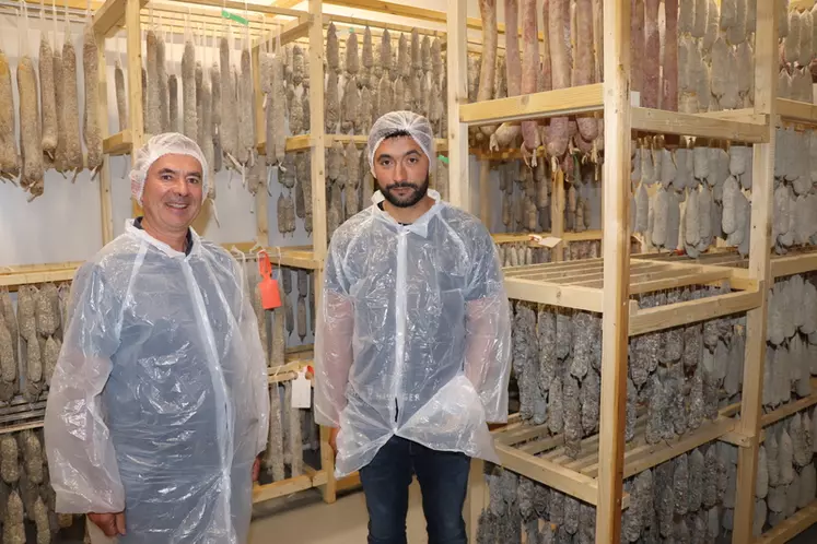 José Da Silva (à droite) avec Dominique Chalendard, du groupement Gepva. «Nous achetons une centaine de porcs charcutiers par semaine au Gepva.»