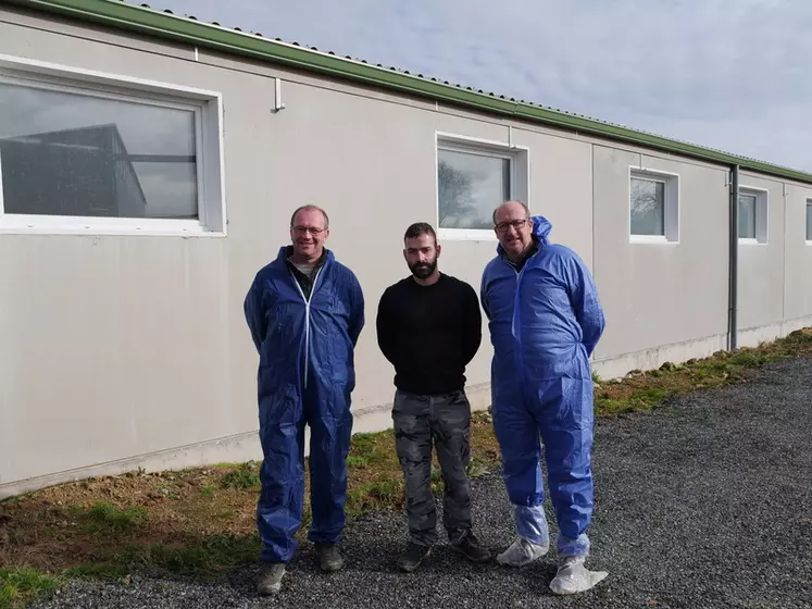 Thierry Dauger, Mathieu Pouteix (au centre), avec  Philippe Chanteloube, directeur de Cirhyo. « Le choix de l’agrandissement assure un système durable dans le temps. »