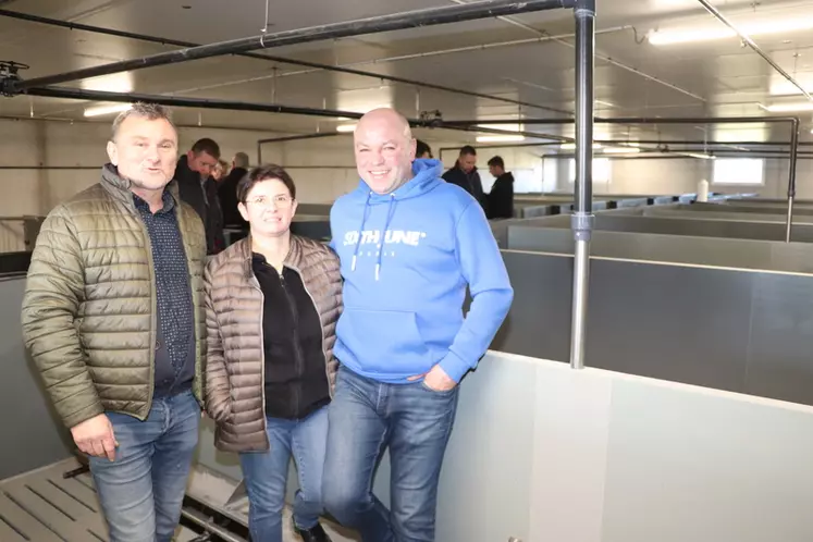 , avec Anita et Sylvain Lohier, avec Christophe Hue, technicien bâtiment Eureden (à gauche). "Ces investissements vont permettre d’augmenter l'autonomie de l'élevage en ...