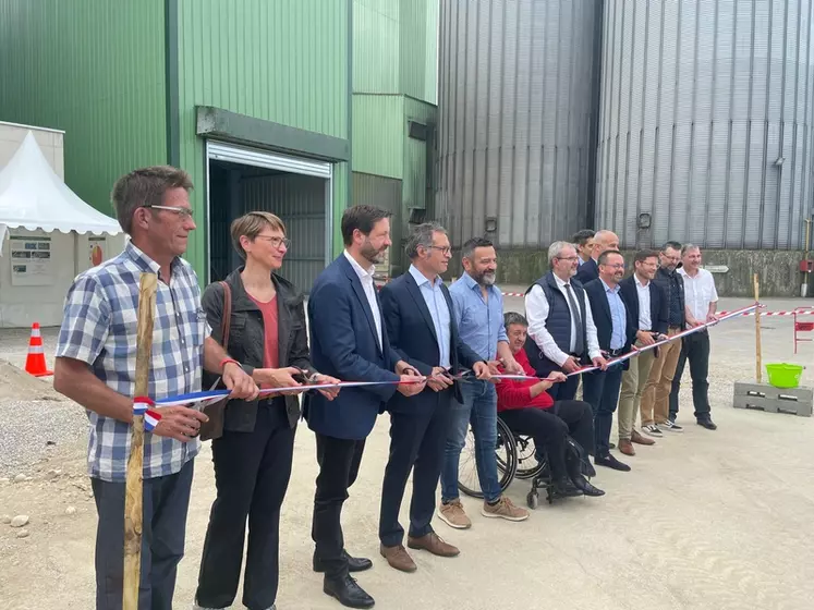 Les dirigeants d'Oxyane ont inauguré l'usine de trituration de soja de la Côte-Saint-André le 7 juin 2024.