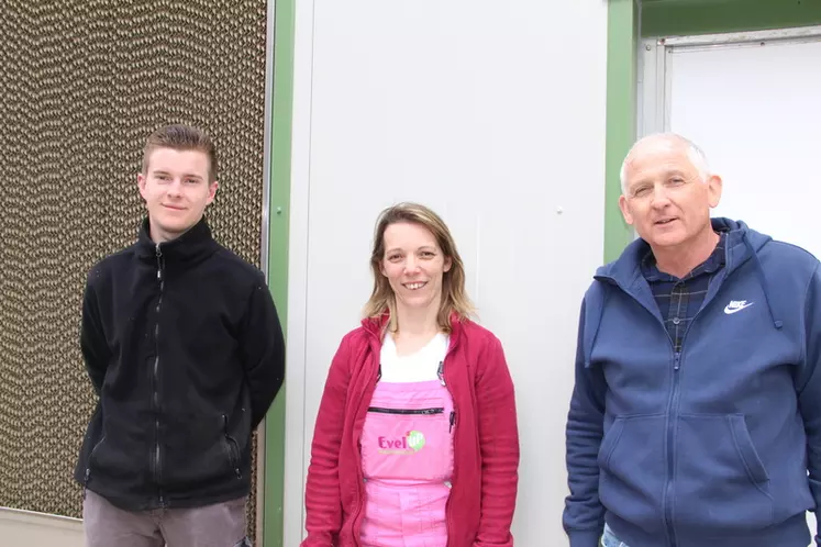 Guy Kerhervé, avec Véronique et Valentin, salariés chargés du naissage : « Notre objectif est de répondre besoin alimentaire de la truie à chaque étape de sa ...