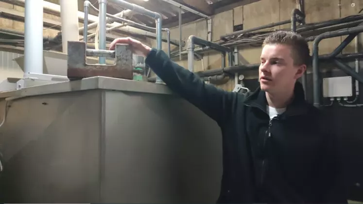 La pesée des soupières est contrôlée à l’aide de poids étalon de 20 kilos.