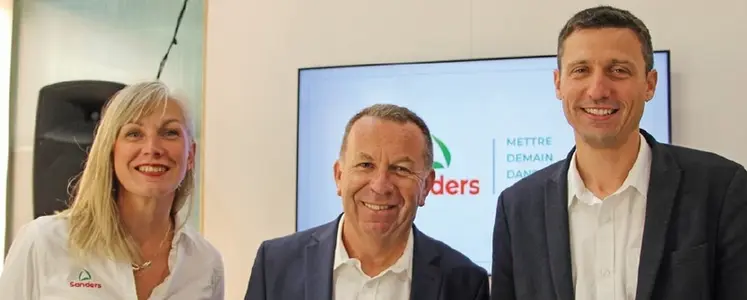 <em class="placeholder">Philippe Manry, directeur nutrition animale, (au centre),Sophie Thouenon, responsable RSE, et Antoine Leneveu,directeur national ponte, ont présenté les actions de ...</em>
