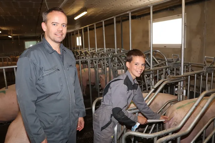 <em class="placeholder">Cédric Lemée et son fils, Martin, maîtrisent parfaitement la phase de détection des chaleurs et des inséminations artificielles.</em>