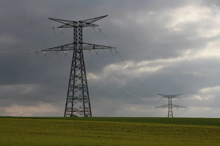 <em class="placeholder">Pylones électriques dans les champs. Gène pour la réalisation des travaux et risque d&#039;accident par électrocution. Electricité. Energie. Pylone électrique. EDF. Nuages ...</em>
