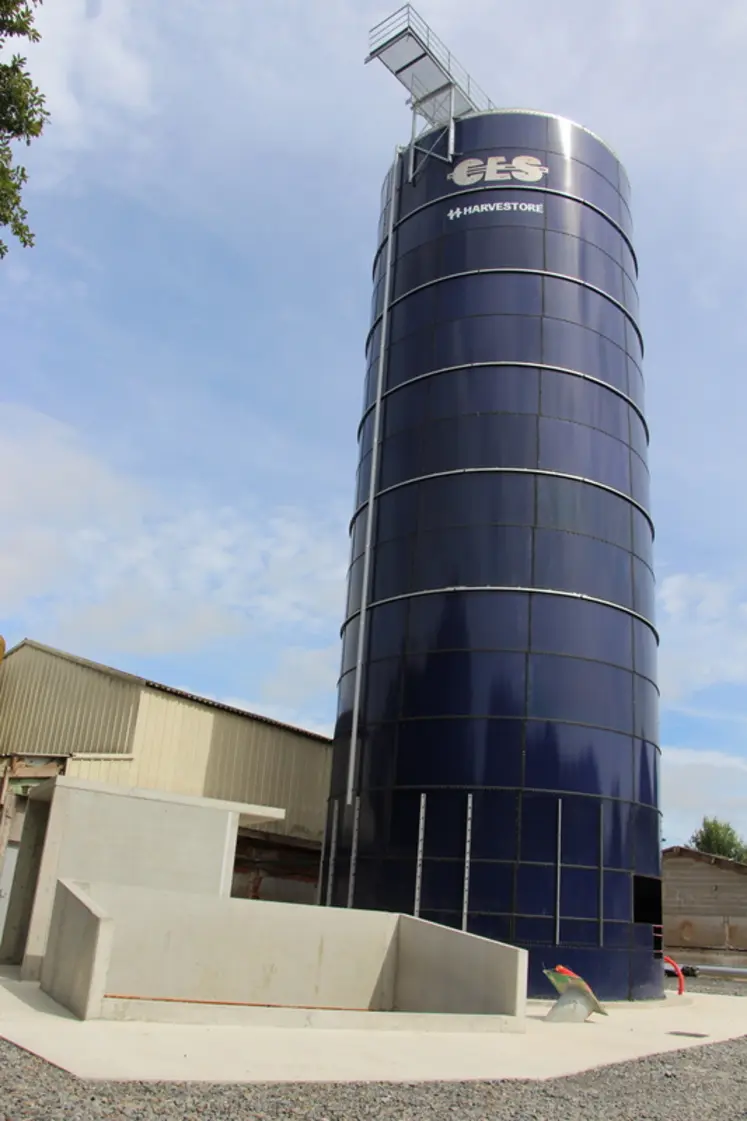 <em class="placeholder">Le silo de 1 000 m3 (650 tonnes équivalent sec) a été dimensionné selon les besoins de l’élevage et les surfaces en maïs.</em>