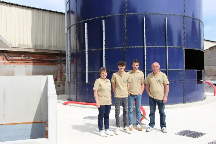 <em class="placeholder">« Le silo tour est un investissement structurant » estiment Marie-Pierre Roul, Timothée Roul, 3ème en partant de la gauche, et Emmanuel Chapeau, à droite, ici avec ...</em>