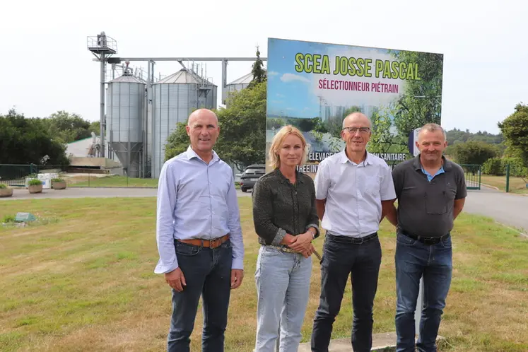 <em class="placeholder">De gauche à droite : Didier Bazin, Alexandra Klouytten et Gérard Grall, Tromelin nutrition, avec Pascal Josse, devant son élevage de sélection Piétrain et sa fabrique ...</em>