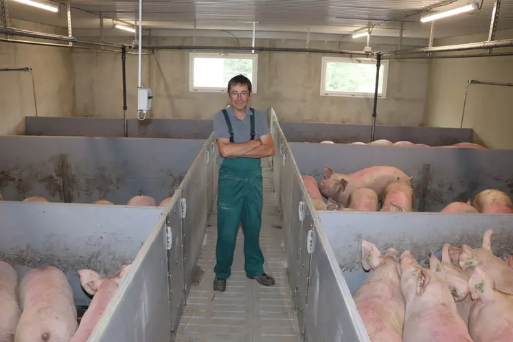 <em class="placeholder">François Pinsault dans la partie engraissement du bâtiment cochettes : « Ce bâtiment nous permettra de produire sur site 676 cochettes en introduisant seulement 10 ...</em>