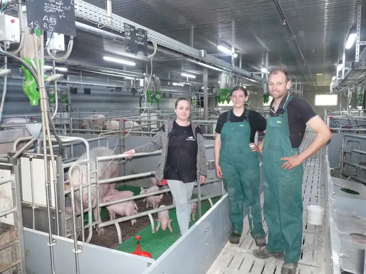 <em class="placeholder">Guillaume Toquet, accompagné de Virginie (à gauche), l’ancienne salariée de l’atelier porc, et Clémence qui l’a remplacée, ancienne apprentie.</em>